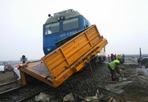 accident-intre-tren-si-tir-la-vintu-de-jos-fata